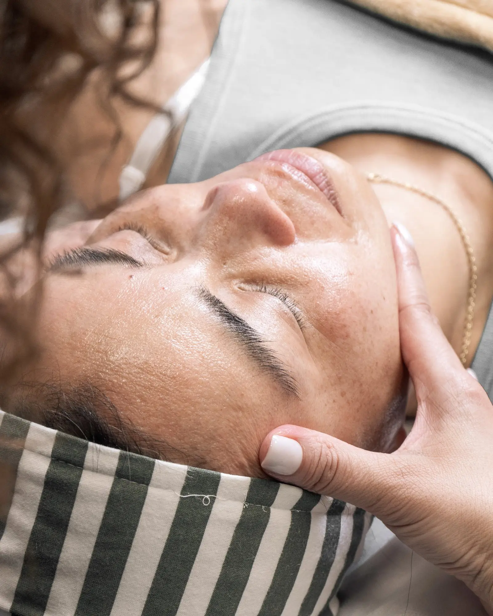 Kunde får ansigtsmassage under en ansigtsbehandling