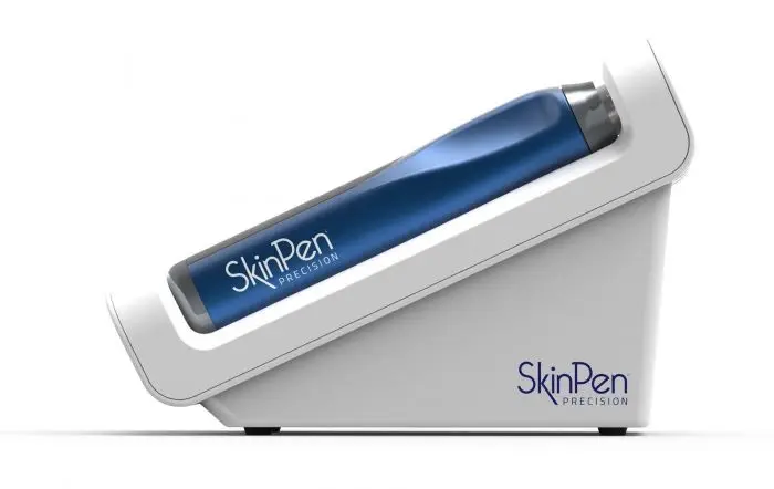 SkinPen Precision microneedling-apparatet i sin holder