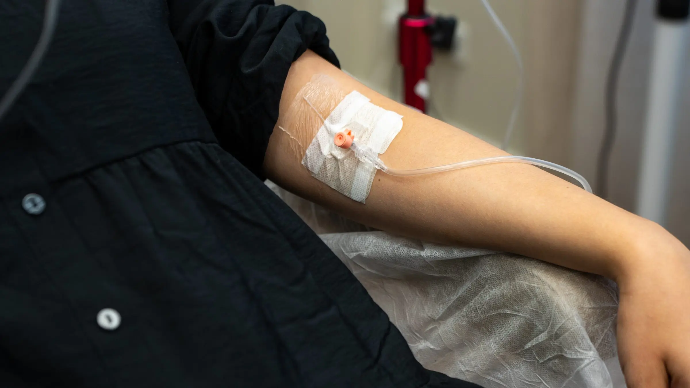 Kunde får vitamin C drop gennem et drop i armen