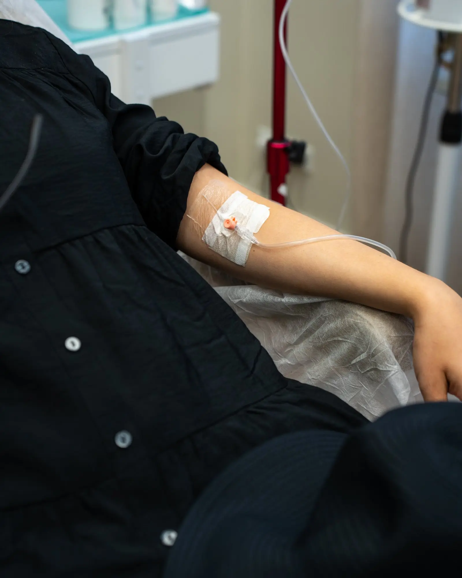 Kunde får vitamin C drop gennem et drop i armen